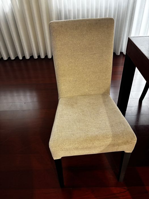 Mesa de jantar e cadeiras