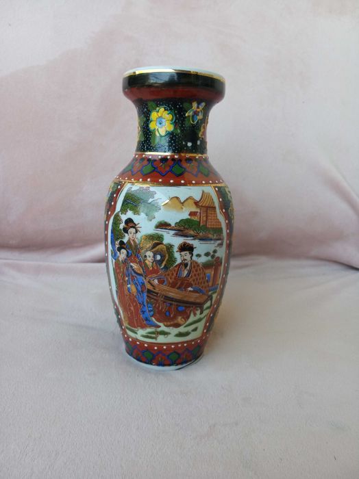 Wazon porcelanowy z chińskim motywem