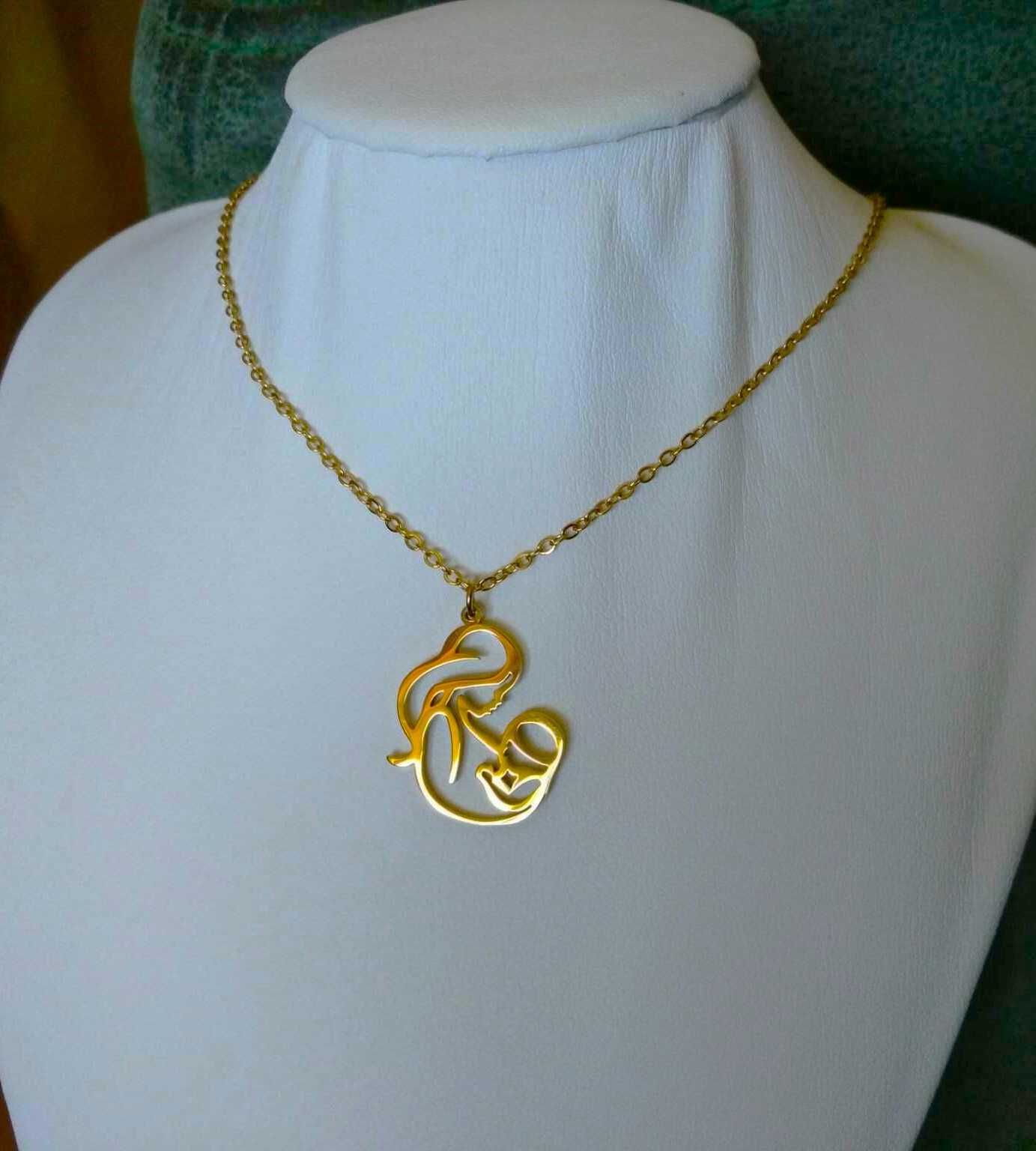 Colar Aço Dourado c/ Contorno de Mãe e Bebe NOVO