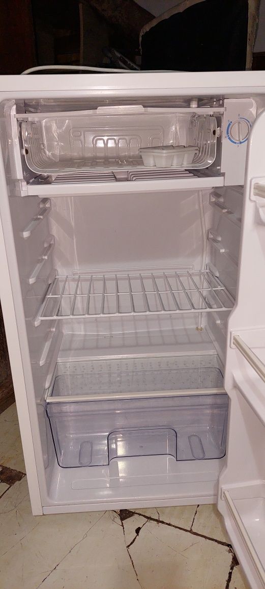 Продам маленький холодильник Delfa 85 см