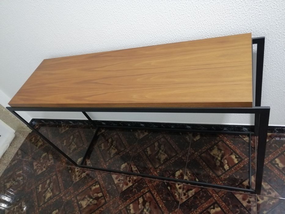 Consola em ferro pintado preto texturado