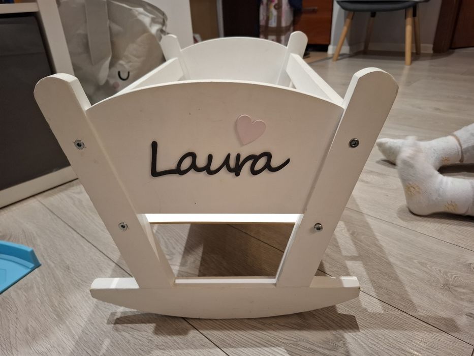 Kołyska z imieniem Laura do zabawy
