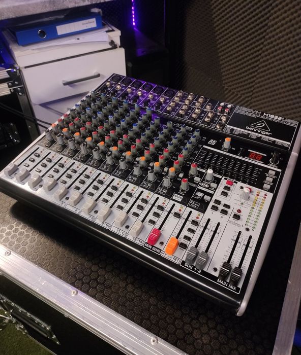 Mixer Behringer Xenyx X1832USB