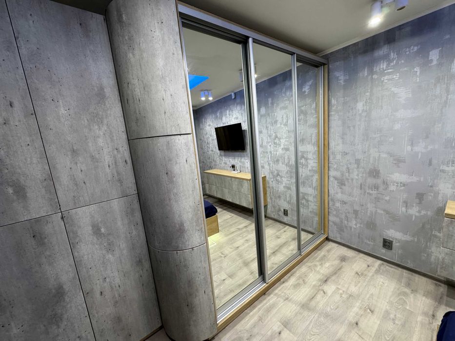 Меблі в спальню (кровать, шкаф купе, тумби, комод)