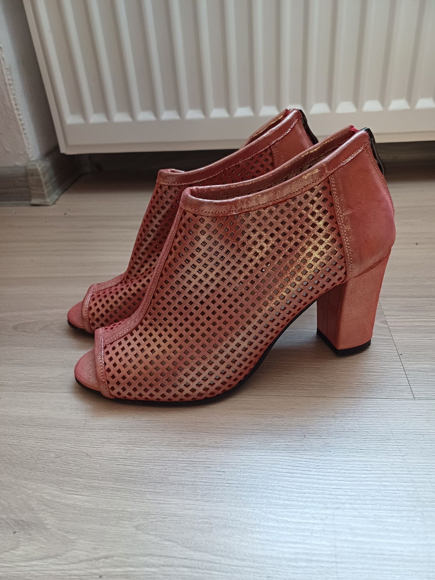 Buty na obcasie.