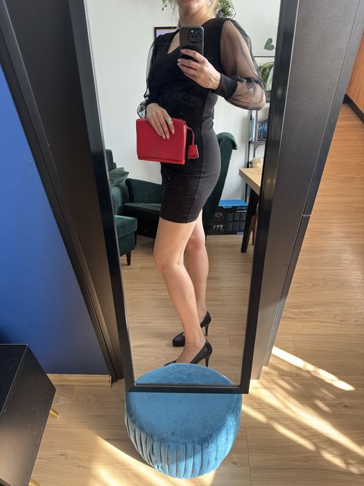 Czarna, dopasowana sukienka mini