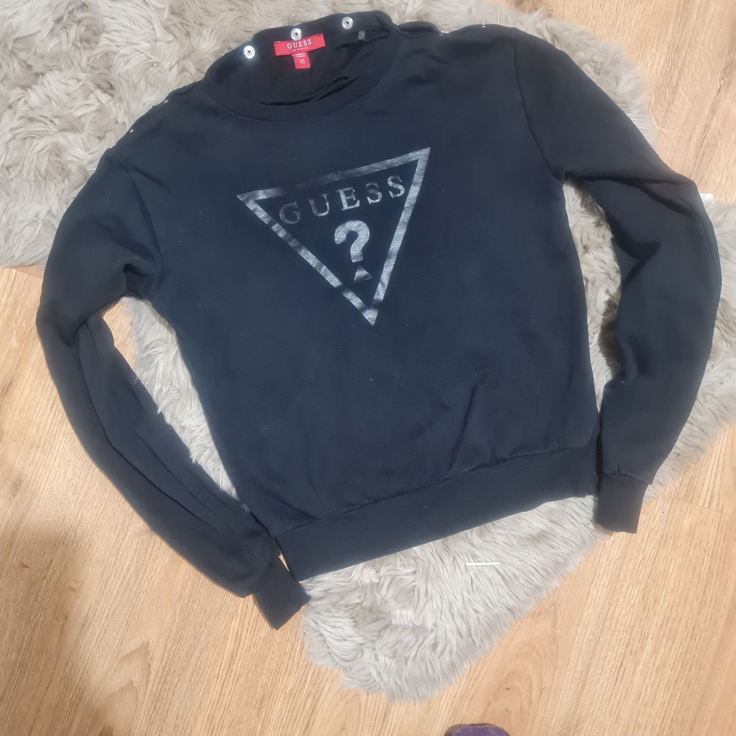 Guess czarna bluza crop top z dużym logo r. XS można nosić na 2 sposob