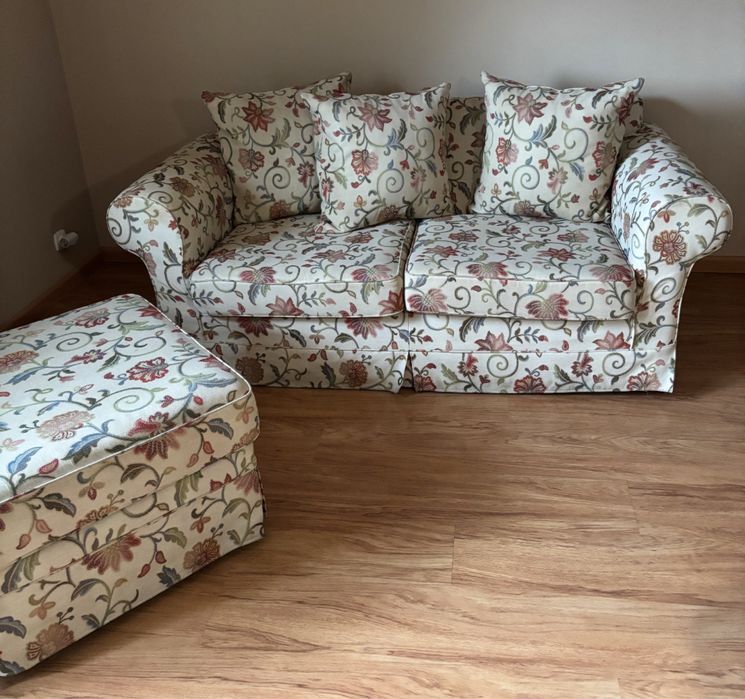 Kanapa z pufą w kwiaty w stylu angielskim rozkladana dwuosobowa