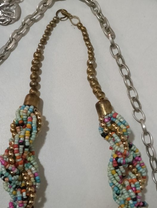 Três belos colares de bijuteria