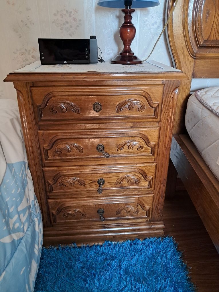 Cama de casal completa 190x140 com mesinhas em bom estado