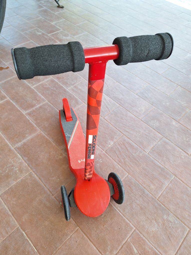 Trotinete de criança Scudero Ferrari