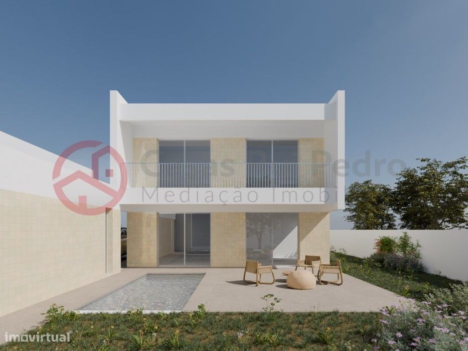 Moradia T4 Isolada, de dois pisos, com Piscina e Garagem