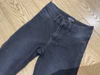 Czarne jeansy typu skinny