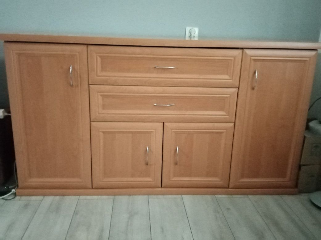 Sprzedam komodę w dobrym stanie stolik tv gratis