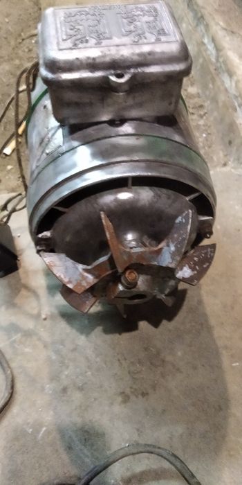 Двигун від старої пралки СССР.