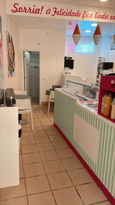Trespasse Cafetaria e Geladaria totalmente equipada. Parede/Cascais.