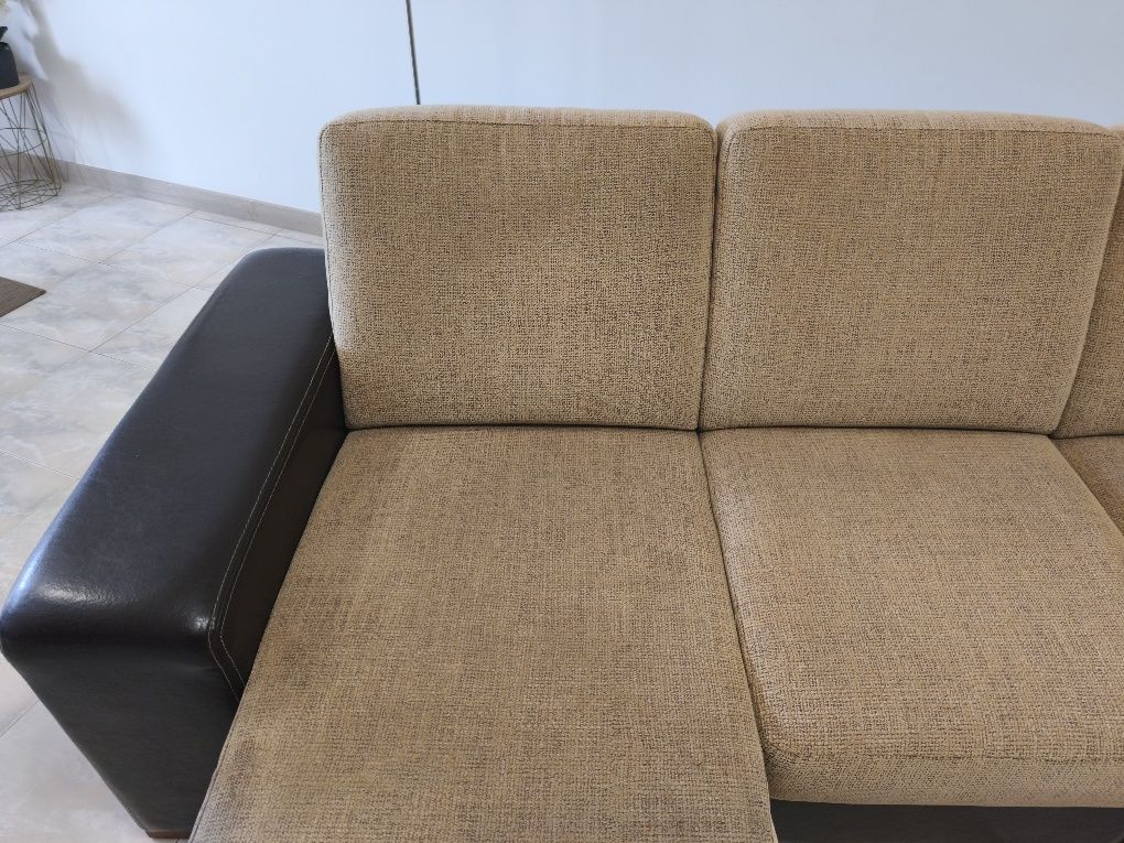 Sofá com chaise longa e 2 puffes