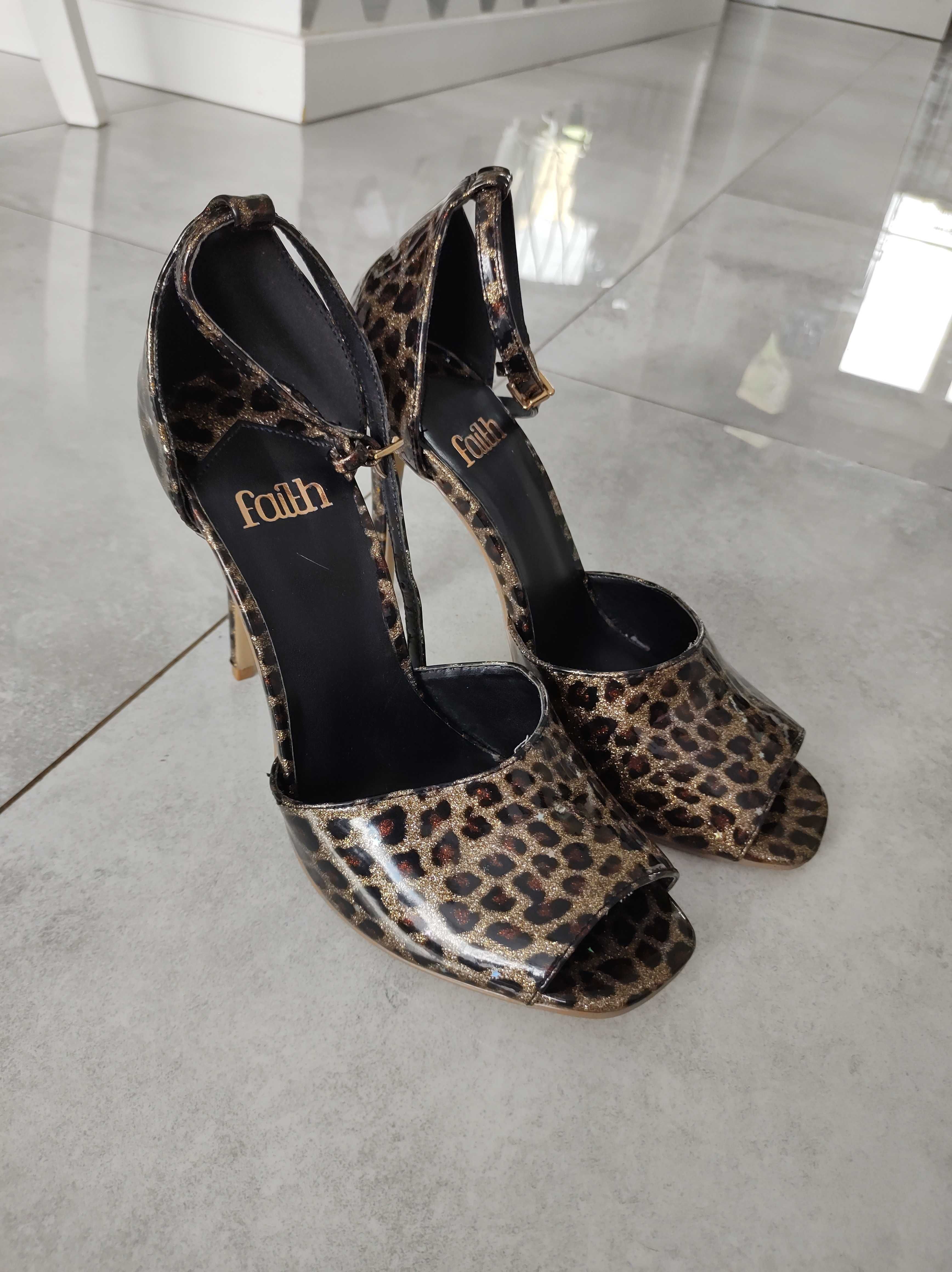 Buty na wysokiej szpilce, sandały z odkrytymi palcami, lamparci wzór