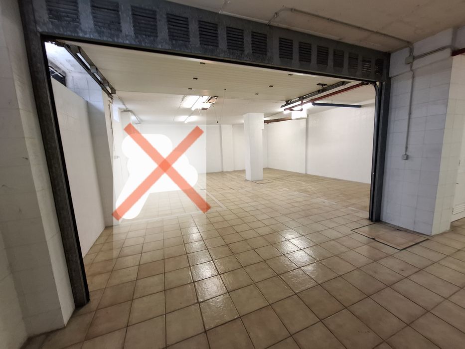 Garagem partilhada para 2 carros e arrumos