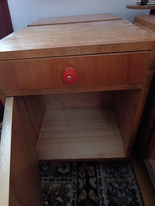 Ogłoszenie ważne do 11 listopada stolik nocny i toaletka PRL