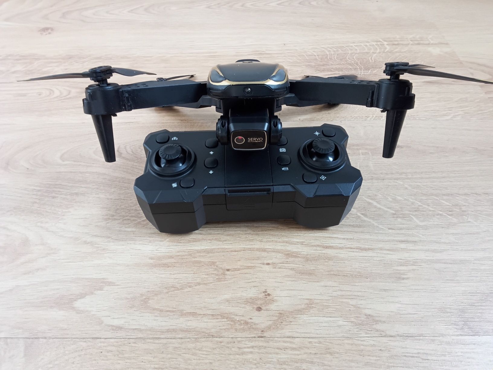 Dron  z  kamerą nowy