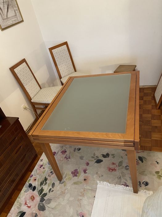 Mesa de jantar extensível em madeira e vidro fosco