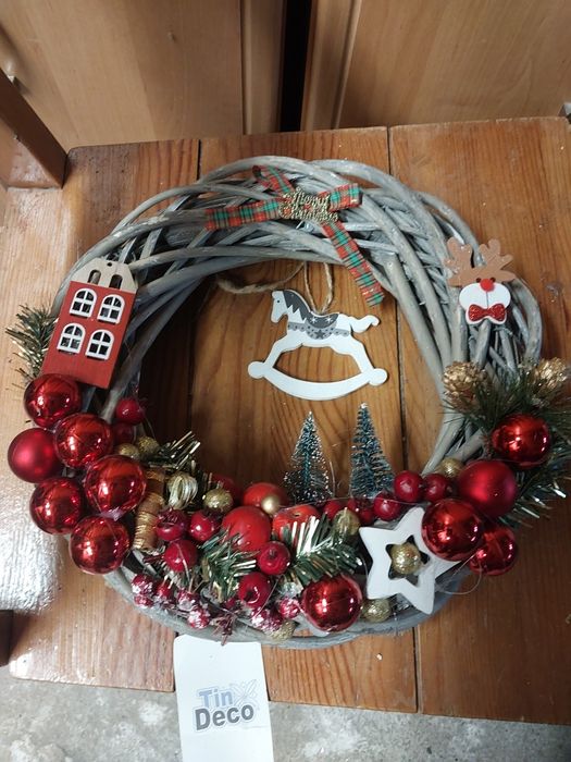 Sprzedam wianki na drzwi. Okno