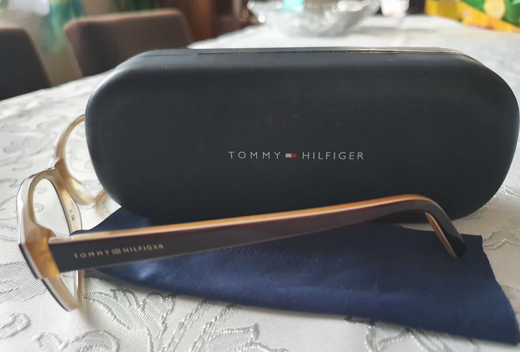 Okulary z soczewkami Tommy Hilfiger.