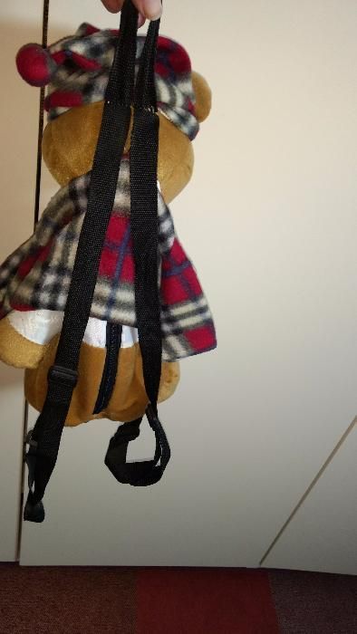 Urso de peluche simpático que é também mochila para guardar o pijama