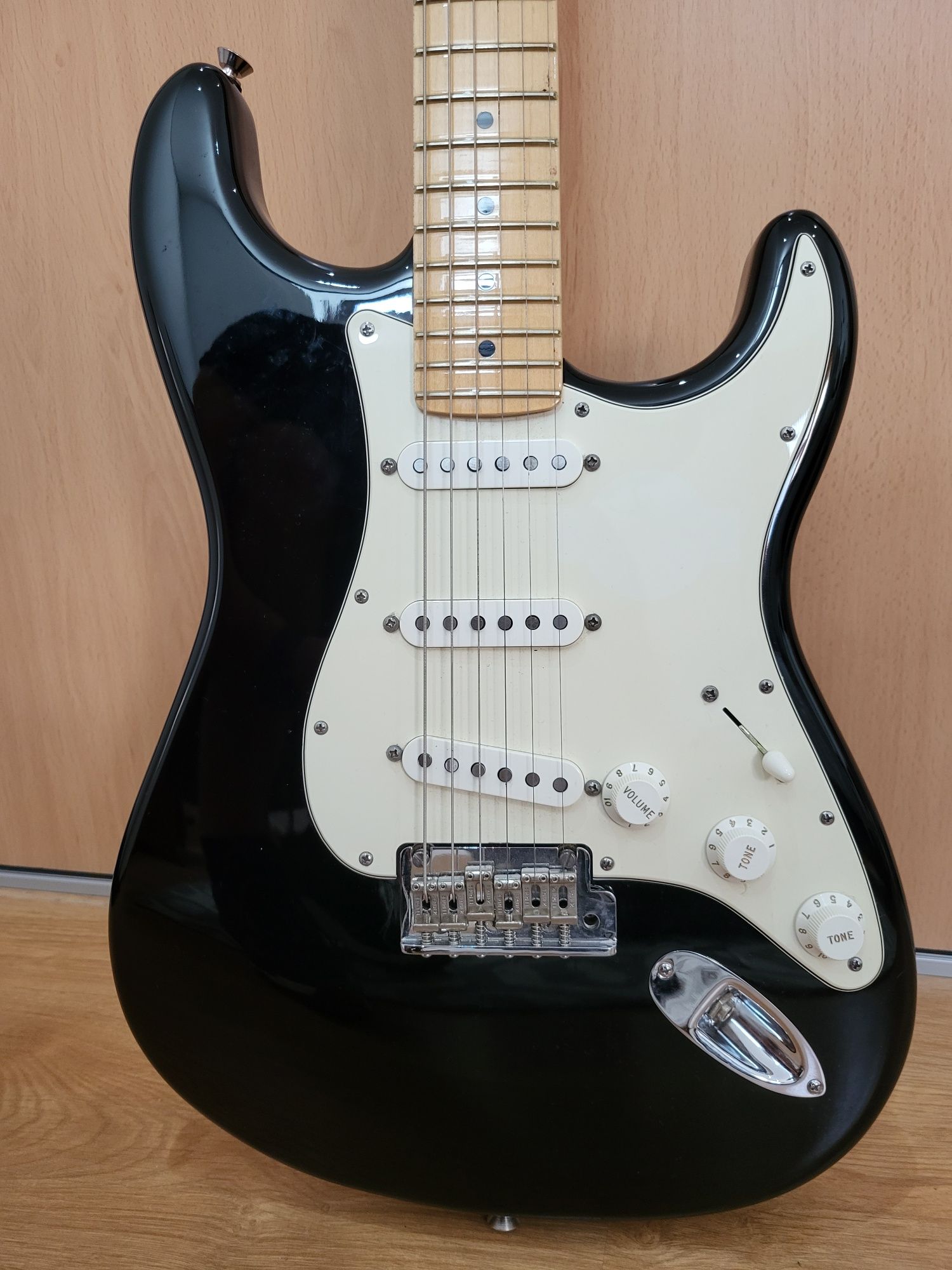 Fender Stratocaster USA + Cabo Gold + Banco