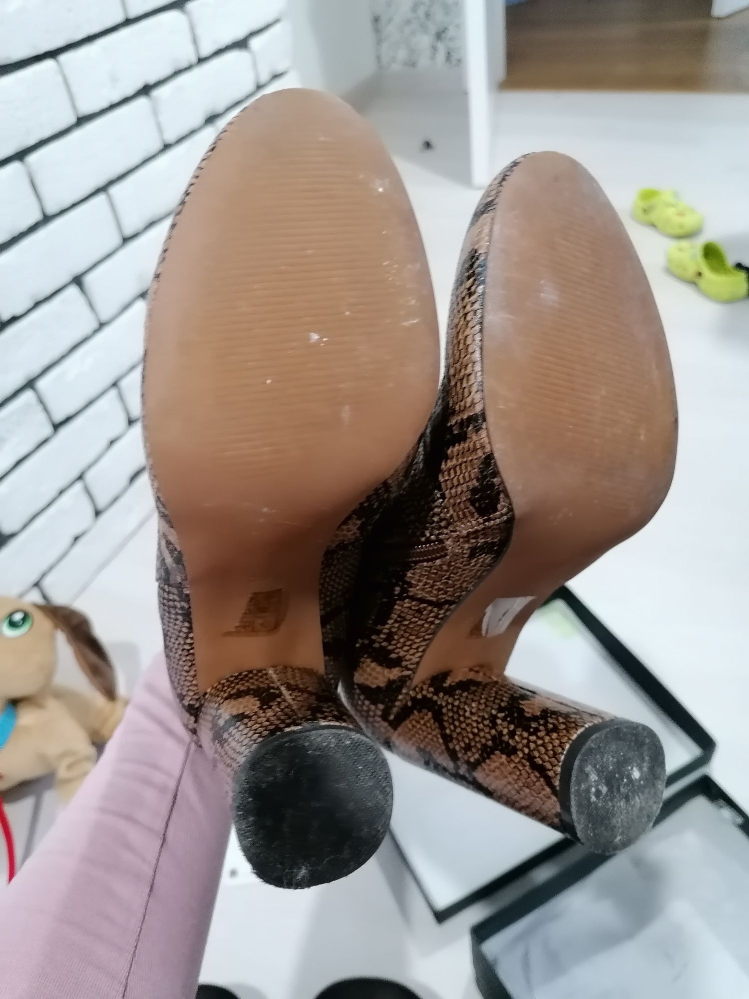 Buty botki another wężowa skóra słupek 38