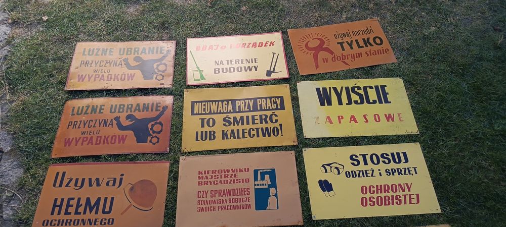 Stare metalowe tablice z PRL-u