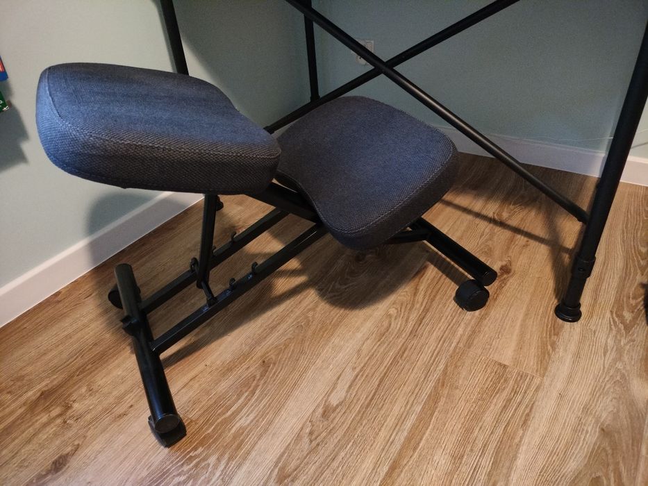 Stół biurko kulaberg i klękosiad krzesło IKEA