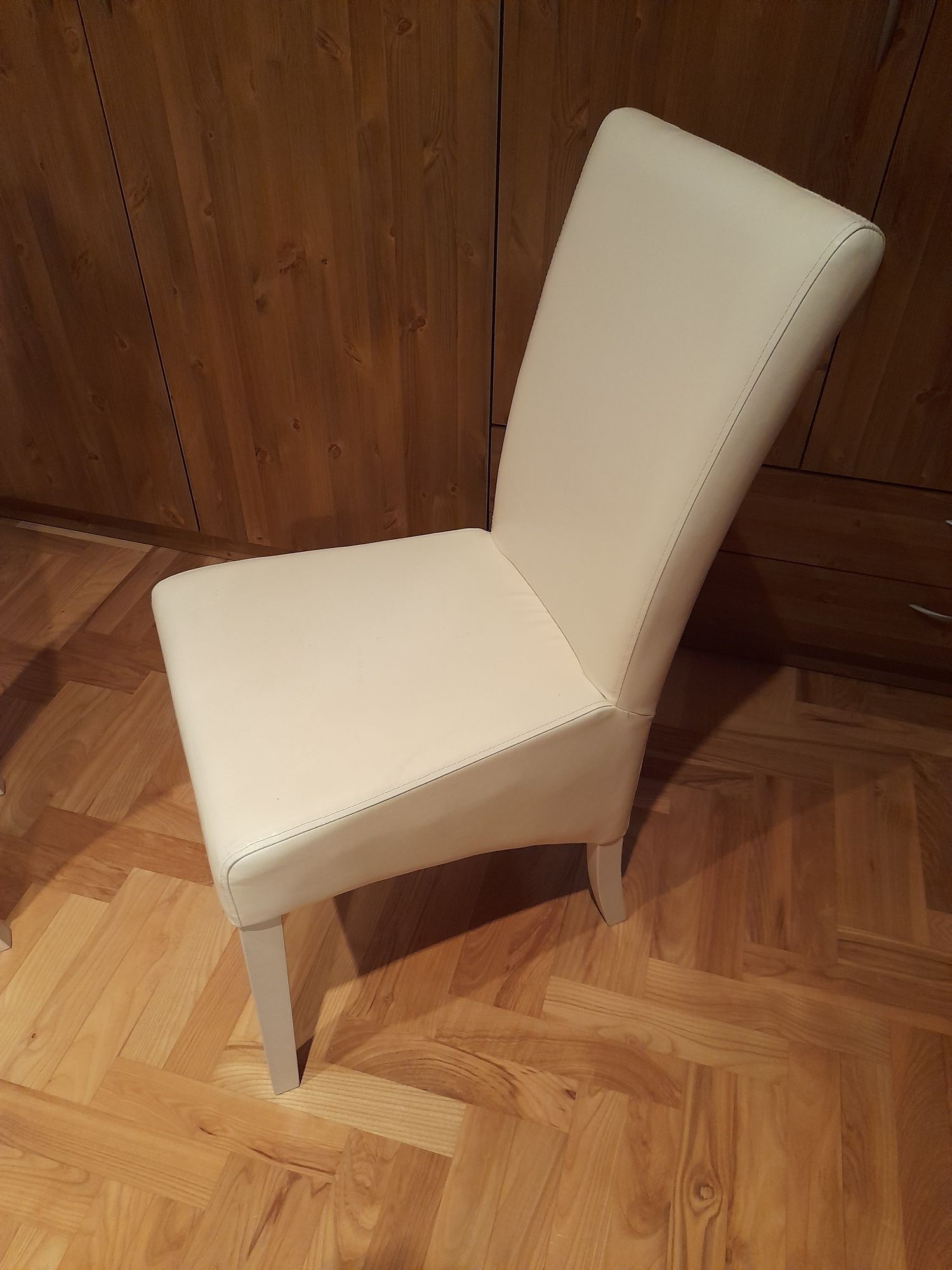 Dwa skórzane krzesla białe