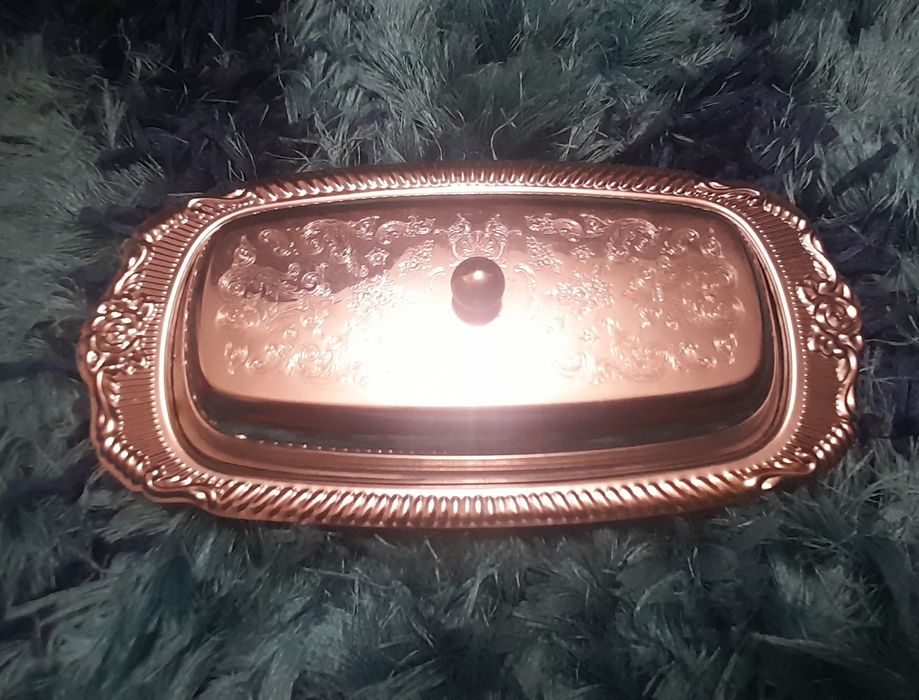 Pratos e manteigueira em casquinha