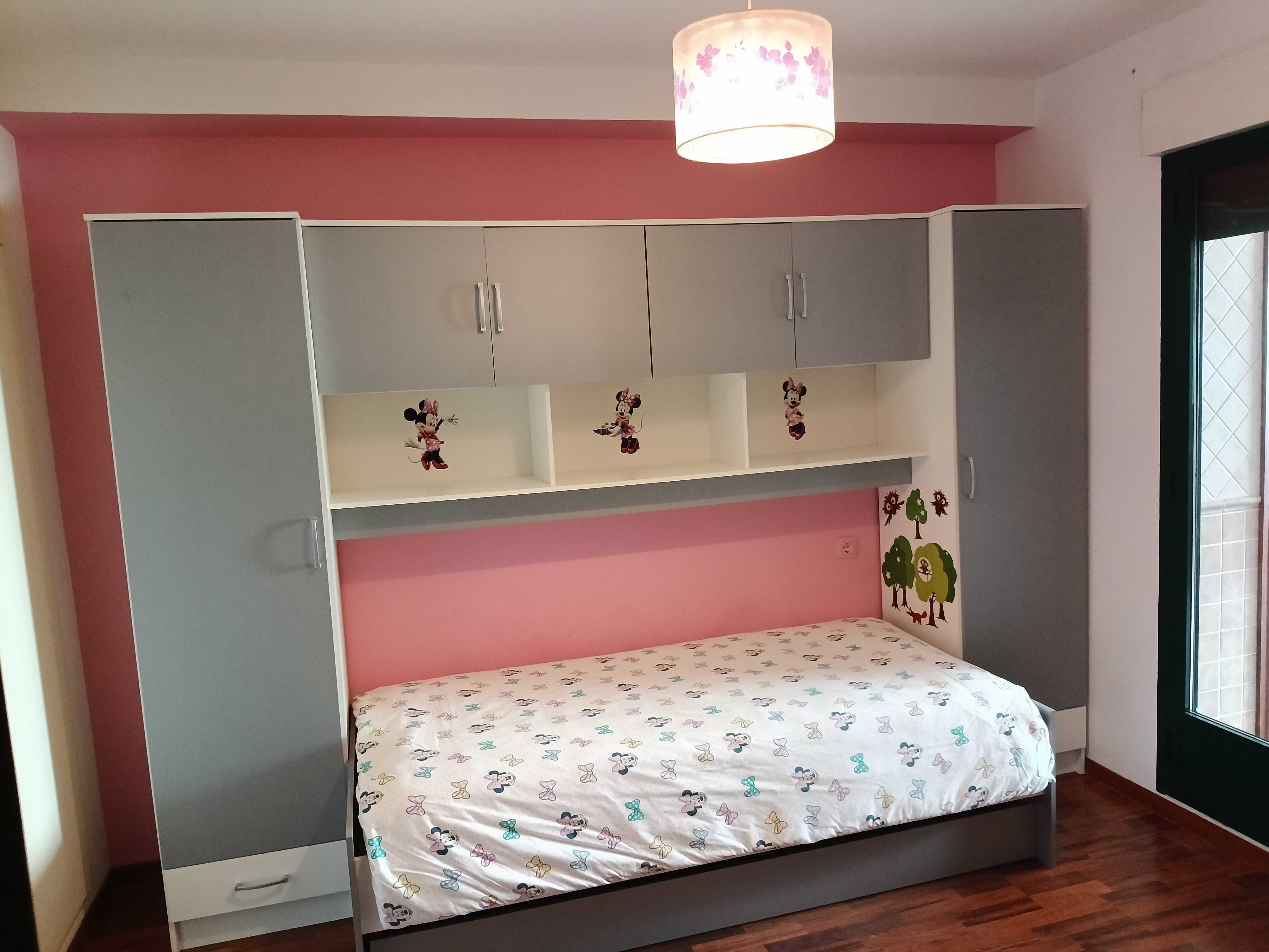 Quarto solteiro branco e cinza