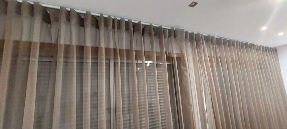 Duas cortinas cor castanho