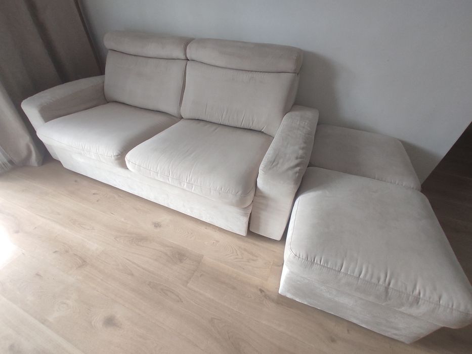 Trzyosobowa Kremowa welurowa sofa kanapa rozkładana narożnik pufy dwie