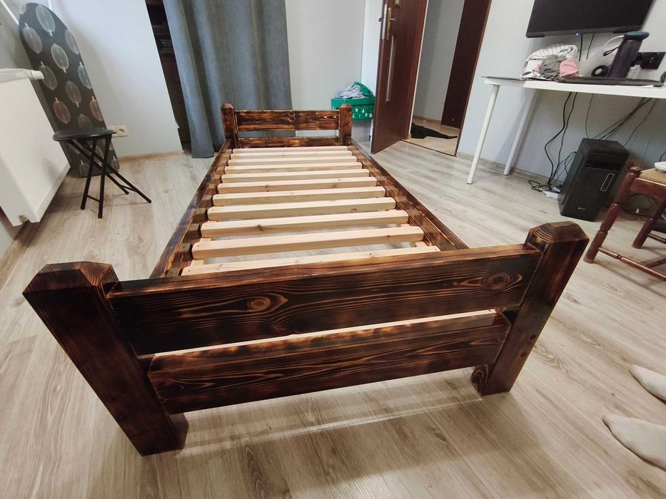 Ręcznie robione łóżko z litego drewna sosnowego 90x200 – opalane