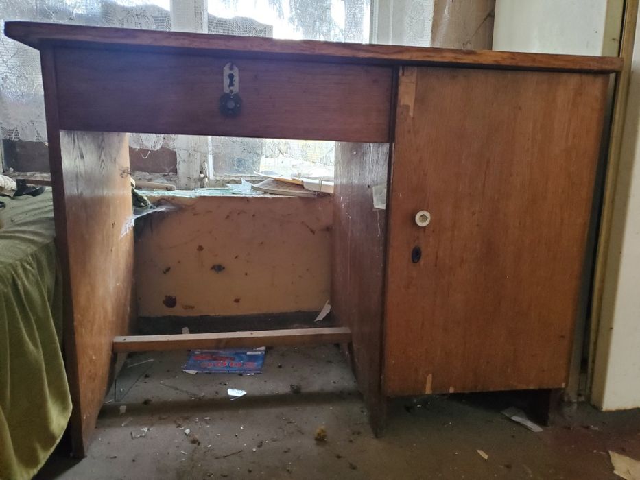 Стол письменный.