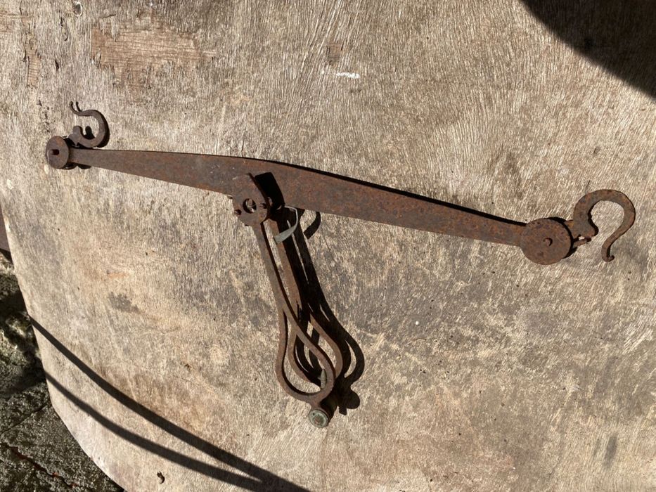 Balança antiga em ferro de pendurar