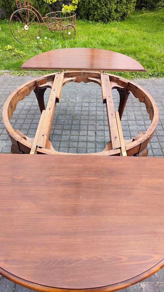 Okrągły rozkładany stół z litego drewna