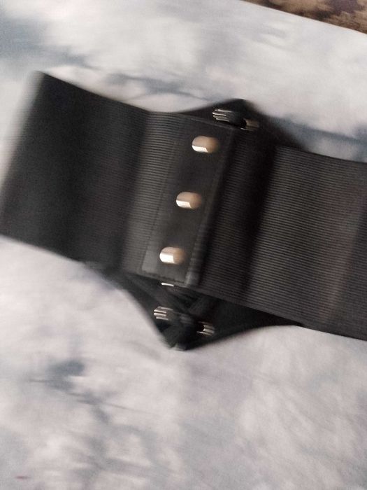 Czarny gorset z haftem