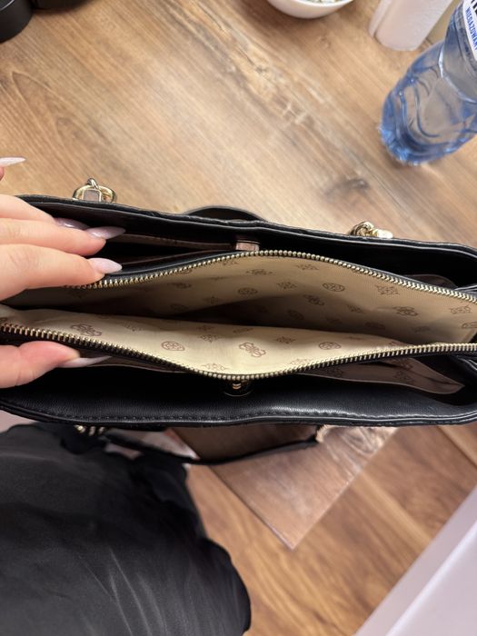 Czarna torebka guess