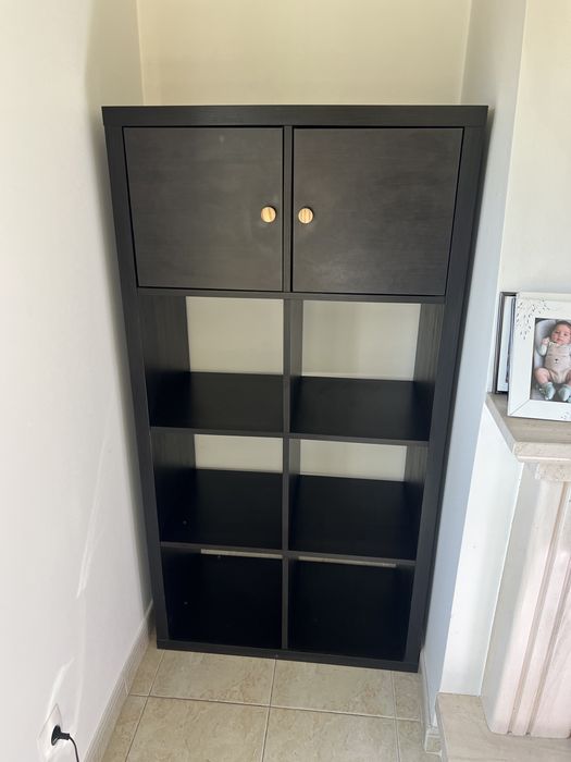 Estante preta com cestos