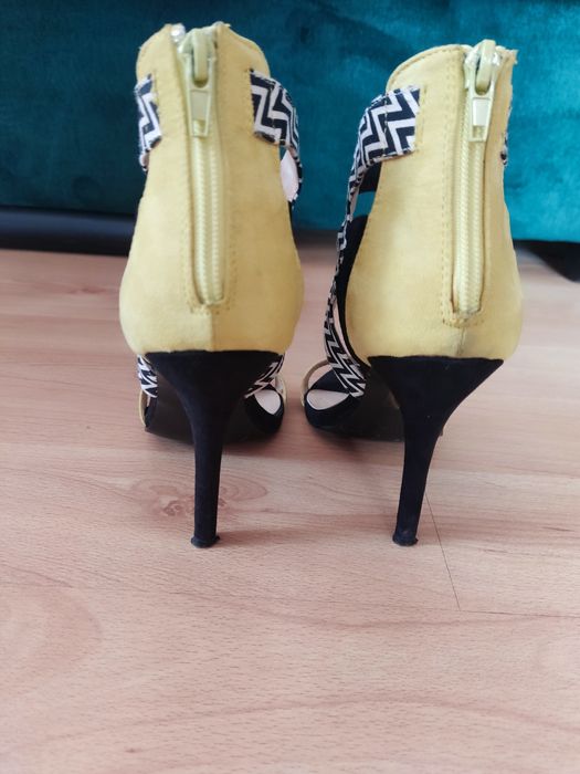 Sandałki żółto czarne