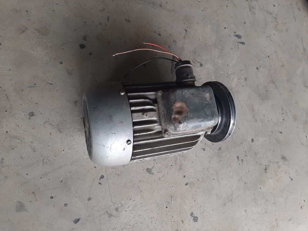 Silnik elektryczny 1,1 kw 2870 z kołem pasowym na 3 paski