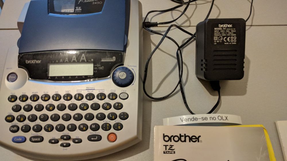 Máquina de etiquetas Brother 2450