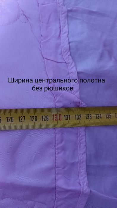 Атласне рожеве покривало на ліжко