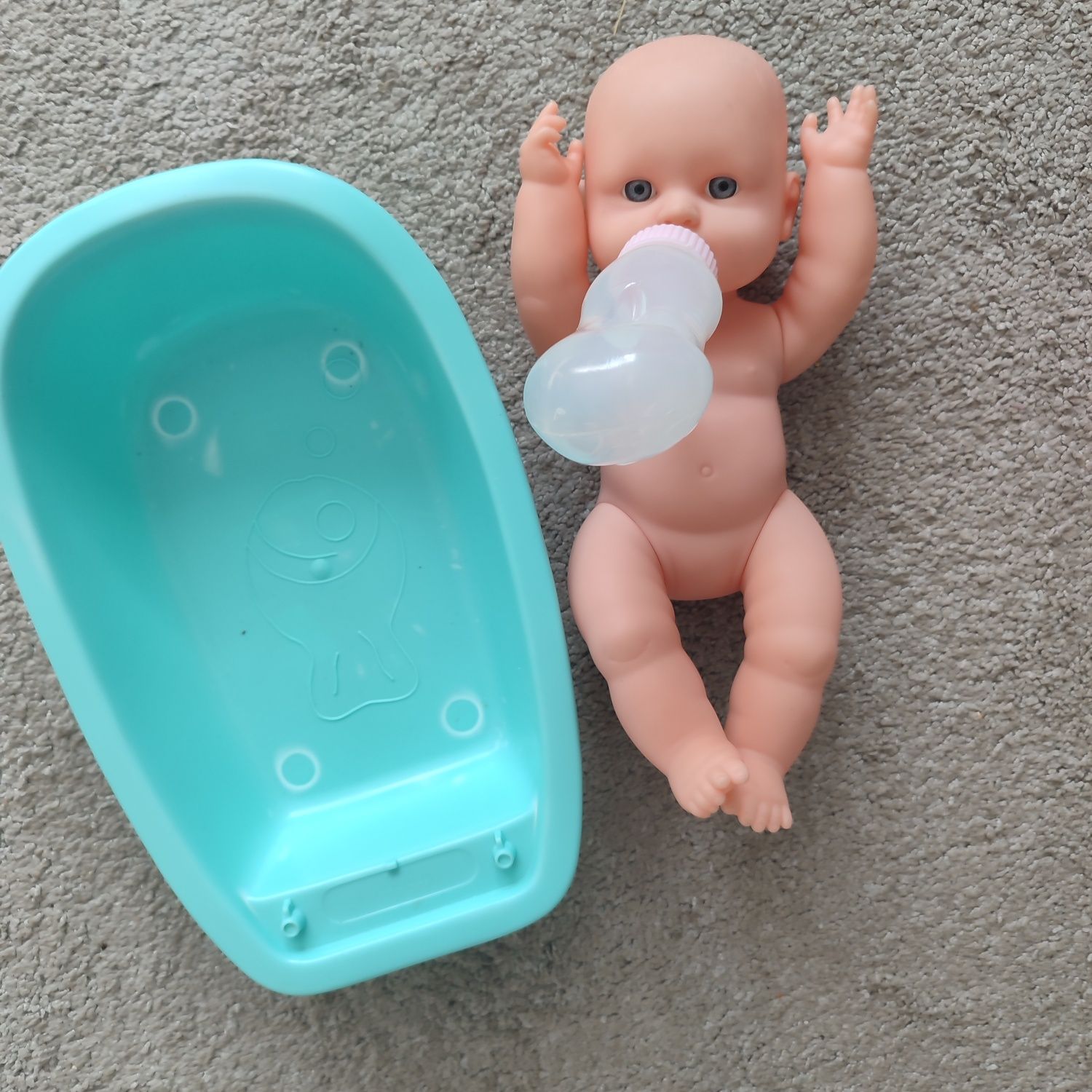 Sprzedam lalkę bobasa wanienka i butelka
